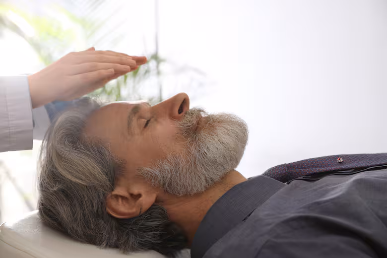 terapia transformacional rapida para insomnio Hombre recostado tratando mejorar el insomnio