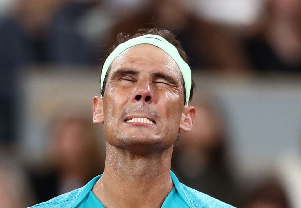 Deporte alto rendimiento Hipnosis RTT Tenista enojado reflejando la importancia de controlar las emociones en el deporte de alto rendimiento