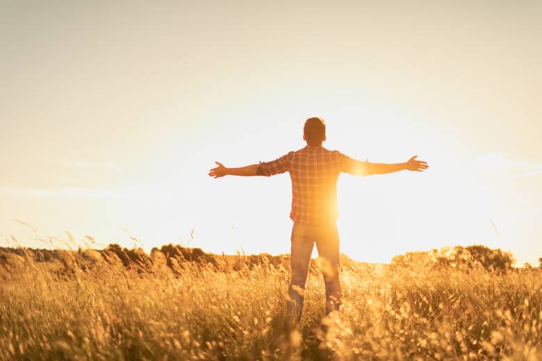 Vivir en abundancia hipnosis Hombre sintiendo gratitud y abundancia