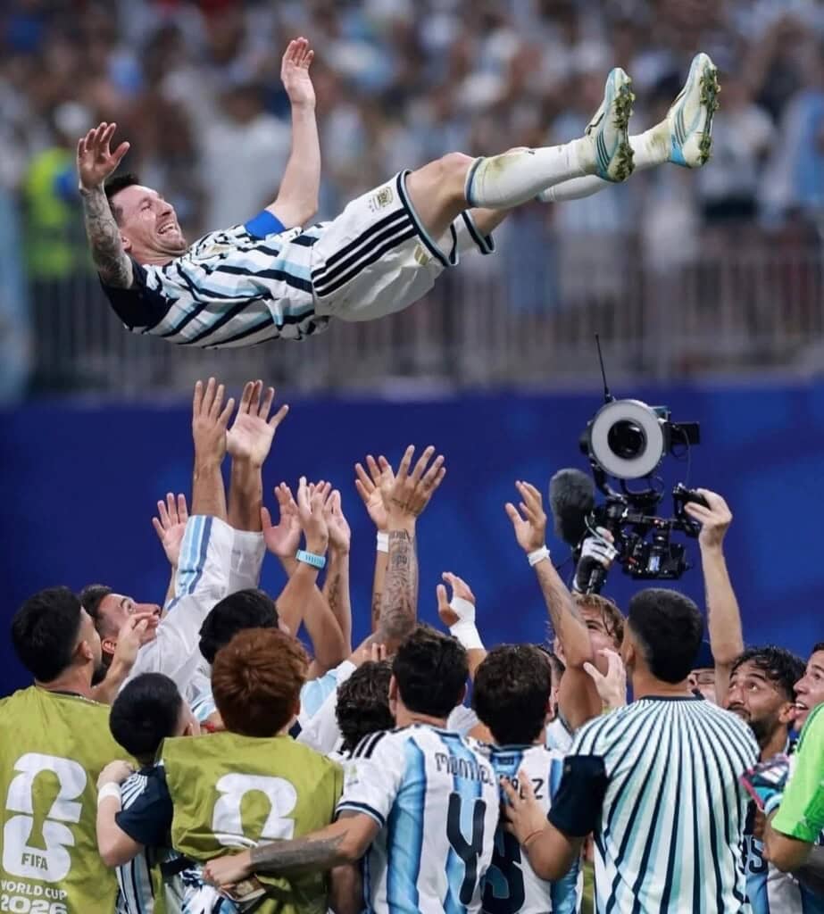 Mundial y Messi Jugadores tirando al aire a messi en el mundial